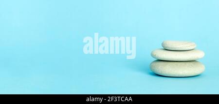 Zen Hintergrund blaue Farbe mit japanischen Steintürmen für Spa, Meditation und Entspannung. Stockfoto