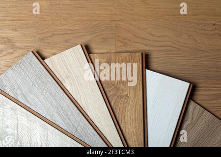 Laminathintergrund. Muster von Laminat oder Parkett mit Muster und Holzstruktur für Bodenbeläge und Innenarchitektur. Produktion von Holzböden.. Stockfoto