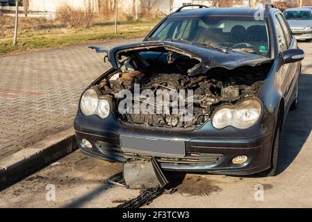 Ausgebrannte Motorraum des beschädigten Autos auf der Straße in Sofia, Bulgarien, Europa Stockfoto