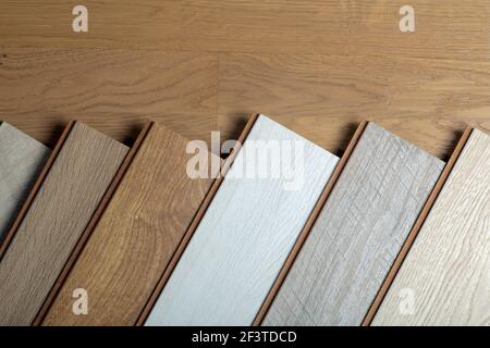 Laminathintergrund. Muster von Laminat oder Parkett mit Muster und Holzstruktur für Bodenbeläge und Innenarchitektur. Produktion von Holzböden.. Stockfoto