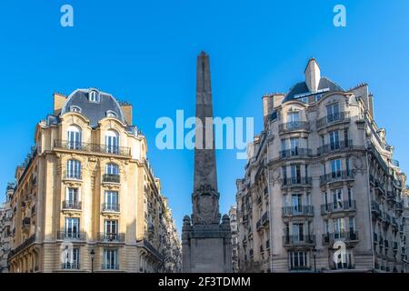 Neuilly-sur-seine, luxuriöse Gebäude im Zentrum, mit dem Kriegsdenkmal Stockfoto