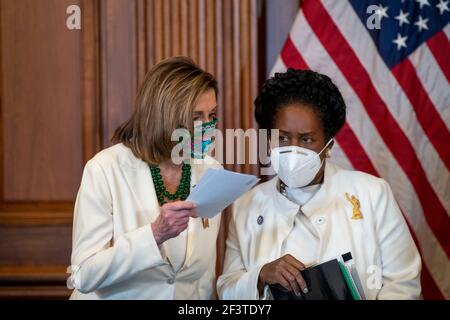 Washington, Vereinigte Staaten Von Amerika. März 2021, 17th. Die Sprecherin des Repräsentantenhauses der Vereinigten Staaten, Nancy Pelosi (Demokratin von Kalifornien), und die Vertreterin der Vereinigten Staaten, Sheila Jackson-Lee (Demokratin von Texas), sprechen während einer Pressekonferenz zum "Violence Against Women Act", am Mittwoch, den 17. März 2021 im US-Kapitol in Washington, DC. Kredit: Rod Lampey/CNP/Sipa USA Gutschrift: SIPA USA/Alamy Live Nachrichten Stockfoto