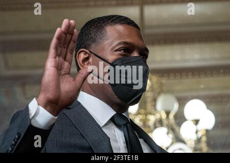 Washington, Vereinigte Staaten Von Amerika. März 2021, 17th. Michael Regan hält seine Hand hoch, als er von US-Vizepräsident Kamala Harris während eines feierlichen Schwurs als EPA-Administrator im Eisenhower Executive Office Building in Washington, USA, am 17. März 2021 vereidigt wird. Quelle: Ken Cedeno/Pool via CNP Quelle: dpa/Alamy Live News Stockfoto