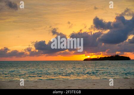 Sonnenaufgang mit dramatischen Wolken am tropischen Strand. Panorama mit zwei unbewohnten tropischen Inseln Stockfoto