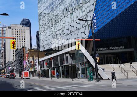 Toronto, Kanada - 16. März 2021: Der Campus der Ryerson University liegt an einer Hauptstraße in der Innenstadt, mit einem neuen Gebäude mit abstrakten geometrischen Formen Stockfoto