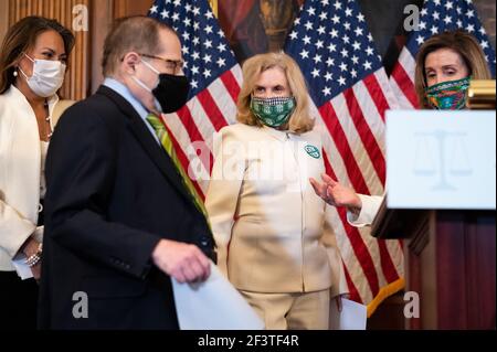 Die Sprecherin des Hauses Nancy Pelosi (D-CA), die Rechtsextreme, die Vertreterin Veronica Escobar (D-TX) und die Vertreterin Carolyn Maloney (D-NY) begrüßen die Vertreterin Jerrold Nadler (D-NY) auf dem Podium während einer Pressekonferenz zum Gleichstellungsamendment am Mittwoch, den 17. März, im US-Kapitol in Washington, DC. 2021, inmitten der Coronavirus-Pandemie. Eine immer größere Welle von Migranten verursacht eine Krise an der Grenze zwischen den USA und Mexiko, da Präsident Bidens Einwanderungsreform im Kongress mit konkurrierenden Vorschlägen in dieser Woche zum Stillstand kommt. (Graeme Sloan/Sipa USA) Stockfoto