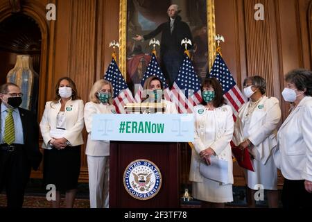 Sprecherin des Hauses Nancy Pelosi (D-CA) während einer Pressekonferenz über die Gleichstellungsänderung mit der Vertreterin Jerrold Nadler (D-NY), der Vertreterin Veronica Escobar (D-TX), der Vertreterin Carolyn Maloney (D-NY), der Vertreterin Jackie Speier (D-CA), der Vertreterin Brenda Lawrence (D-MI) und der Vertreterin Lois Frankel (D-FL) im US-Capitol in Washington, DC Am Mittwoch, den 17. März, 2021, inmitten der Coronavirus-Pandemie. Eine immer größere Welle von Migranten verursacht eine Krise an der Grenze zwischen den USA und Mexiko, wie einige es nennen, da Präsident Bidens Immigrationsüberholung einstellt Stockfoto