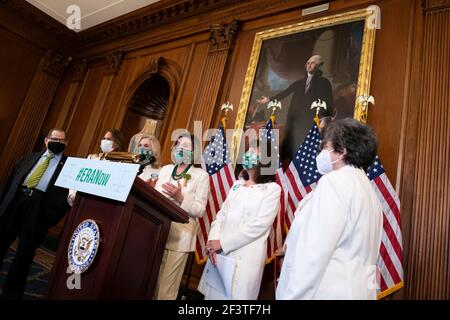 Sprecherin des Hauses Nancy Pelosi (D-CA) während einer Pressekonferenz über die Gleichstellungsänderung mit der Vertreterin Jerrold Nadler (D-NY), der Vertreterin Veronica Escobar (D-TX), der Vertreterin Carolyn Maloney (D-NY), der Vertreterin Jackie Speier (D-CA), der Vertreterin Brenda Lawrence (D-MI) und der Vertreterin Lois Frankel (D-FL) im US-Capitol in Washington, DC Am Mittwoch, den 17. März, 2021, inmitten der Coronavirus-Pandemie. Eine immer größere Welle von Migranten verursacht eine Krise an der Grenze zwischen den USA und Mexiko, wie einige es nennen, da Präsident Bidens Immigrationsüberholung einstellt Stockfoto