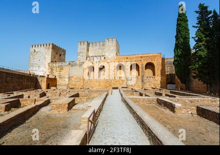 Die Plaza de Armas mit Torre del Homenaje und Torre Quebrada in der Festung Alcazaba aus dem 12th. Jahrhundert in Alhambra y Generalife, Granada Stockfoto