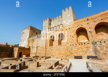 Die Plaza de Armas mit Torre del Homenaje und Torre Quebrada in der Festung Alcazaba aus dem 12th. Jahrhundert in Alhambra y Generalife, Granada Stockfoto