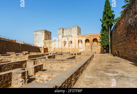 Die Plaza de Armas mit Torre del Homenaje und Torre Quebrada in der Festung Alcazaba aus dem 12th. Jahrhundert in Alhambra y Generalife, Granada Stockfoto