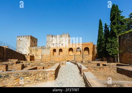 Die Plaza de Armas mit Torre del Homenaje und Torre Quebrada in der Festung Alcazaba aus dem 12th. Jahrhundert in Alhambra y Generalife, Granada Stockfoto