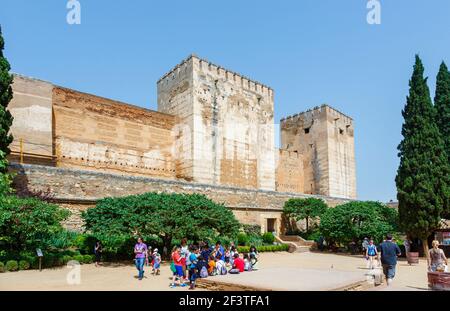 Eingang durch Torre Quebrada zur Alcazaba, einer Festung, einem der ältesten Teile der Alhambra, Alhambra y Generalife, Granada, Andalusien, Spanien Stockfoto