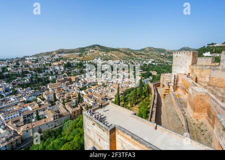 Puerta y Torre de las Armas und Blick auf die Stadt von der Alcazaba Festung, einem der ältesten Teile der Alhambra, Alhambra y Generalife, Granada, Spanien Stockfoto