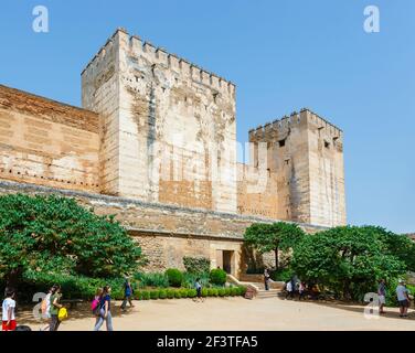 Eingang durch Torre Quebrada zur Alcazaba, einer Festung, einem der ältesten Teile der Alhambra, Alhambra y Generalife, Granada, Andalusien, Spanien Stockfoto