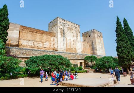 Eingang durch Torre Quebrada zur Alcazaba, einer Festung, einem der ältesten Teile der Alhambra, Alhambra y Generalife, Granada, Andalusien, Spanien Stockfoto