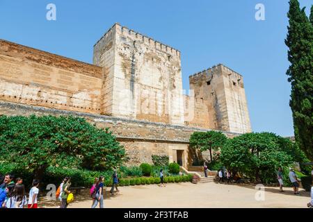 Eingang durch Torre Quebrada zur Alcazaba, einer Festung, einem der ältesten Teile der Alhambra, Alhambra y Generalife, Granada, Andalusien, Spanien Stockfoto