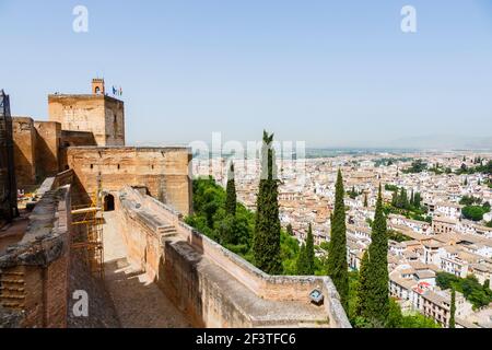 Panoramablick auf den Aussichtsturm (Torre de la Vela) bei Alcazaba, die Burg in Alhambra y Generalife, Granada, Südspanien Stockfoto