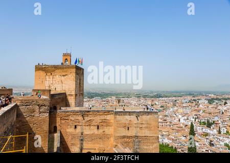 Puerta y Torre de las Armas und Torre de la Vela (Wachturm) in Alcazaba, die Festung in Alhambra y Generalife, Granada, Andalusien, Spanien Stockfoto