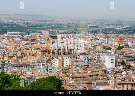 Panoramablick über die Stadt mit der Kathedrale von Granada von der Alcazaba in Alhambra y Generalife, Granada, Andalusien, Spanien Stockfoto