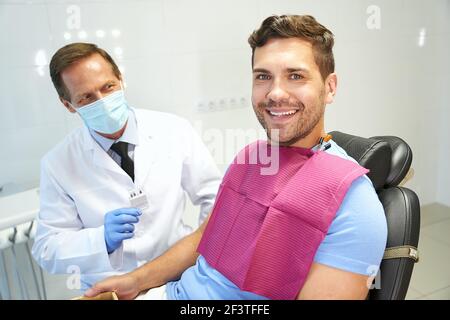 Glückliches Patinett der Zahnklinik während eines Zahnarzttermins Stockfoto