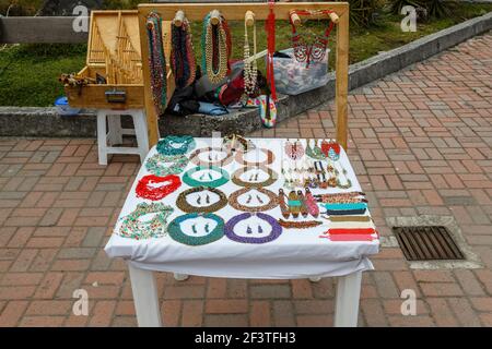 Lokale Perlen Schmuck, Halsketten, Armbänder, für den Verkauf als Souvenirs an der Telerifico (Seilbahn), Quito, der Hauptstadt von Ecuador, Südamerika Stockfoto