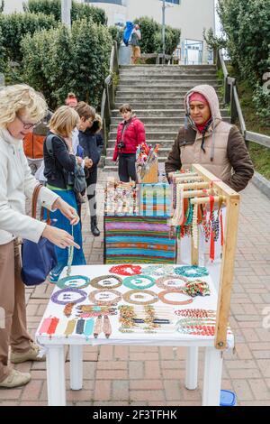 Lokale Perlen Schmuck, Halsketten, Armbänder, für den Verkauf als Souvenirs an der Telerifico (Seilbahn), Quito, der Hauptstadt von Ecuador, Südamerika Stockfoto