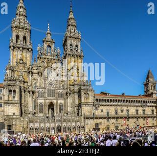 Menschen treffen sich auf dem Platz vor der Kathedrale in Santiago de Compostela am Tag des Hl. Jakobus, 25. Juli 2010 Stockfoto