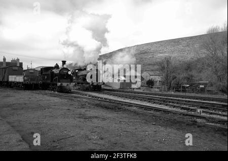 '30053' im Warenhof von Corfe Castle, als '30120' (mit 'Manston' hinten) durch den Bahnhof geht. Stockfoto