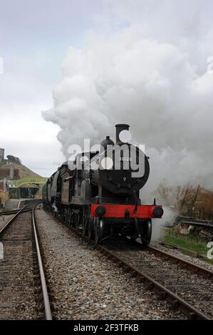 '30120' und 'Manston' fahren durch Corfe Castle Station. Stockfoto