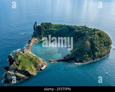 Azoren Luftpanorama. Draufsicht auf die Insel Vila Franca do Campo. Krater eines alten Unterwasser-Vulkans. Sao Miguel Insel, Azoren, Portugal. Hea Stockfoto