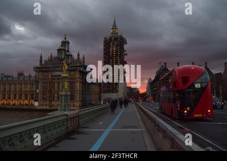 London, Großbritannien, 17th. März 2021. Ein dramatischer Sonnenuntergang über den Houses of Parliament. Kredit: Vuk Valcic/Alamy Live Nachrichten Stockfoto