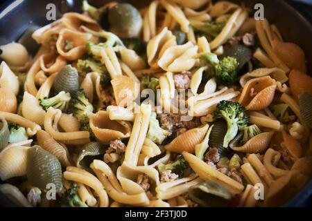 Detail eines Tellers mit verschiedenen Arten von italienischen Pasta Mit Brokkoli und Fleisch Stockfoto