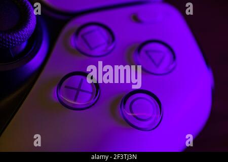 Czernivtsi, Ukraine - März, 2021: Extreme Nahaufnahme Teile des Joysticks von der neuen Sony Playstation 5 Set-Top-Box. Stockfoto