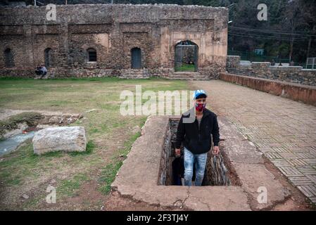 Srinagar, Jammu und Kaschmir, Indien. März 2021, 15th. Ein Mann, der eine Gesichtsmaske trägt, geht entlang einer Verbindung einer Moschee, die von Dara Shikoh im Jahre 1649 n. Chr. am Fuße des Hari Parbat in der Innenstadt von Srinagar gebaut wurde. Kredit: Idrees Abbas/SOPA Images/ZUMA Wire/Alamy Live Nachrichten Stockfoto