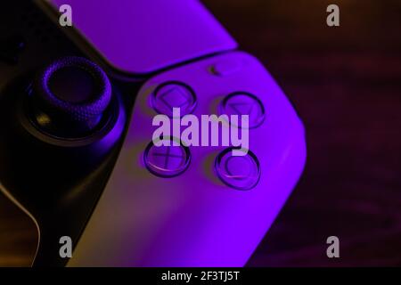 Czernivtsi, Ukraine - März, 2021: Extreme Nahaufnahme Teile des Joysticks von der neuen Sony Playstation 5 Set-Top-Box. Stockfoto