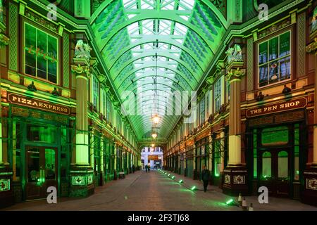 Der Leadenhall-Markt erstrahlte zum St. Patrick's Day in Grün 2021 Stockfoto