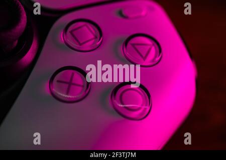 Czernivtsi, Ukraine - März, 2021: Extreme Nahaufnahme Teile des Joysticks von der neuen Sony Playstation 5 Set-Top-Box. Stockfoto