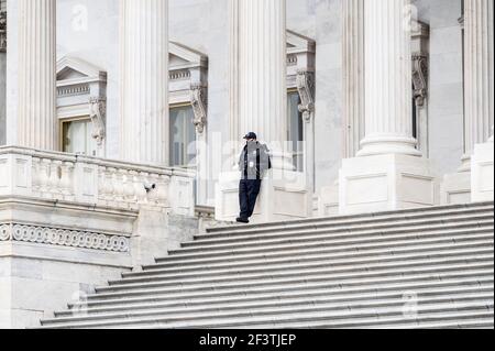 Washington, DC, USA. März 2021, 17th. 17. März 2021 - Washington, DC, Vereinigte Staaten: Kapitoloffizier der Vereinigten Staaten, der auf den Oststufen des Vereinigte Staaten Kapitols steht. Quelle: Michael Brochstein/ZUMA Wire/Alamy Live News Stockfoto