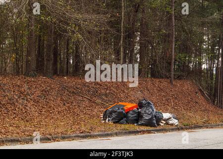 Augusta, GA USA - 03 17 21: Haufen voller Müllsäcke und Abfälle auf der Seite einer Landstraße Stockfoto