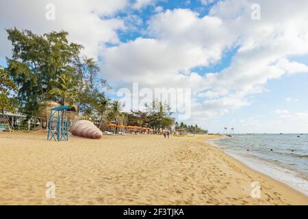 Blick auf den Privatstrand des Sunset Sanato Beach Club Stockfoto