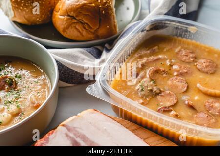 Kidney Beans Suppe mit geräucherter Wurst und Speck auf dem Teller Auf dem Tisch Stockfoto