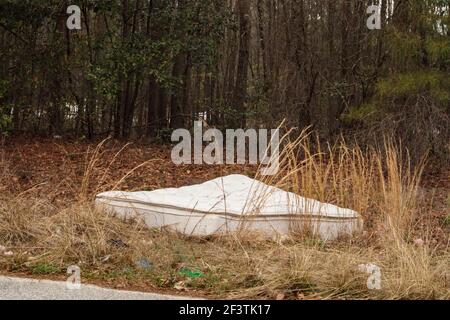 Augusta, GA USA - 03 17 21: Matratze auf der Seite einer Landstraße weggeworfen Stockfoto