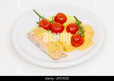 Lachs mit Kartoffelpüree und Tomaten Stockfoto