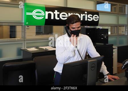 Ein Kundendienstmitarbeiter spricht am Telefon bei Enterprise Rent-A-Caroffice, Montag, 8. März 2021, in Scottsdale, Arizona Stockfoto