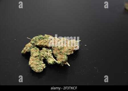 thc oder cbd Cannabisknospen auf einem Tisch Stockfoto