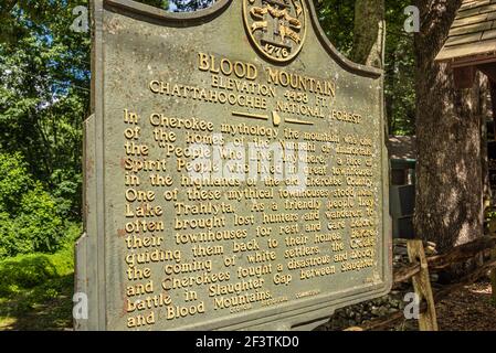 Historische Markierung des Blood Mountain entlang des Appalachian Trail im Walasi-yi Mountain Crossings Center in Neel Gap. (USA) Stockfoto