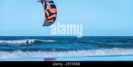 Kiteboarder auf der Brandung entlang der Küste am Jacksonville Beach im Nordosten Floridas. (USA) Stockfoto