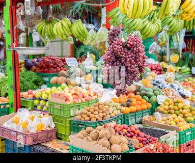 Schöne Ausstellung von Früchten am Paloquemao Marktplatz, Bogota, Kolumbien Stockfoto