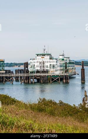 Blick auf den Anacortes Ferry Terminal und die Hyak Ferry von einem Wohngebäude auf der Navigator Lane in Anacortes, Washington. Stockfoto